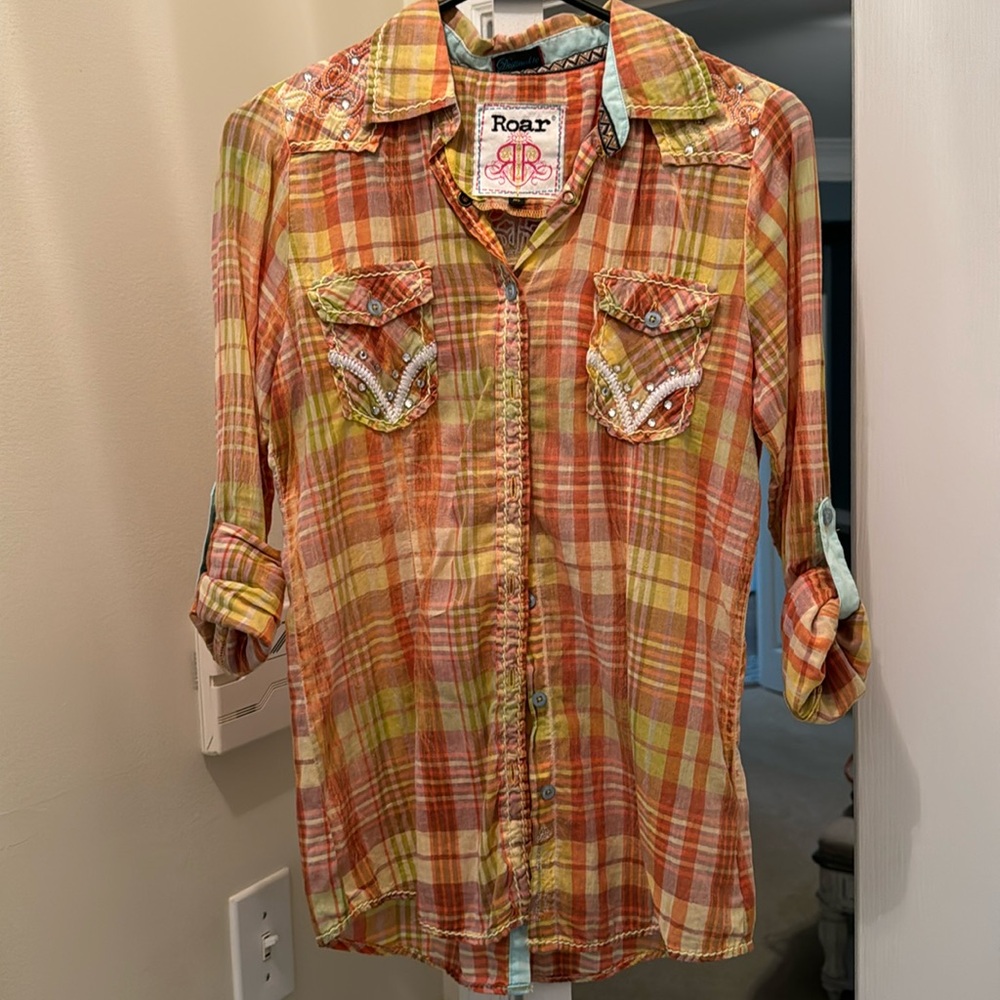 Roar button up M